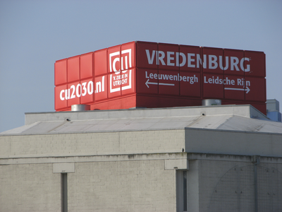 905163 Gezicht op een rode 'box' op het dak van het gesloten Muziekcentrum Vredenburg te Utrecht, met o.a. verwijzingen ...